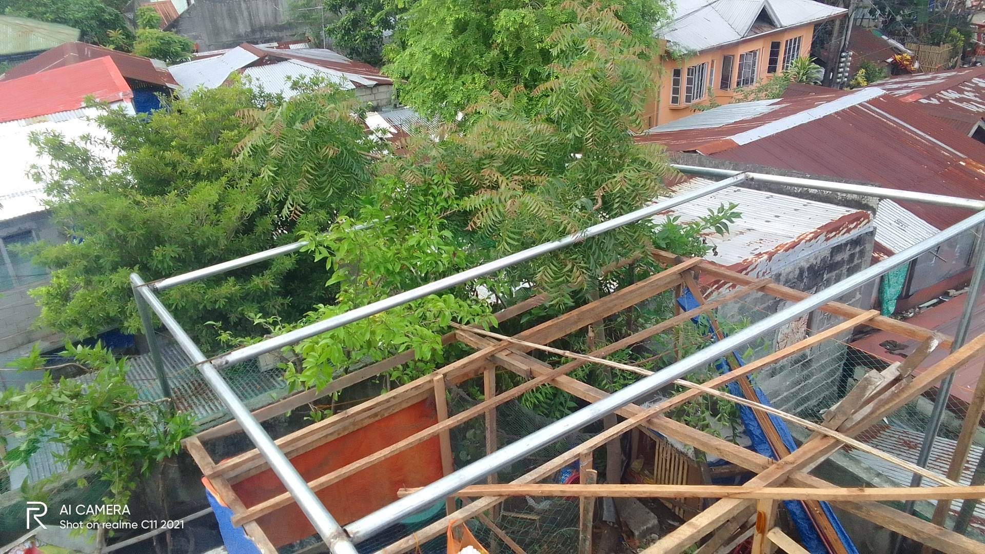 Gerüst für die Solaranlage auf dem Dach des Sozialladens im philippinischen Tinagong Paraiso